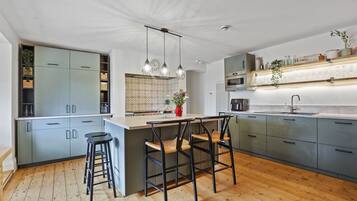 Frigorifero, microonde, forno, piano cottura