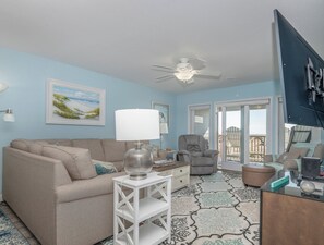 TV connectée, lecteur de DVD, livres, chaîne hi-fi