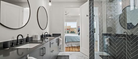 Deluxe Condo, 2 Bedrooms, Balcony, City View | Bathroom