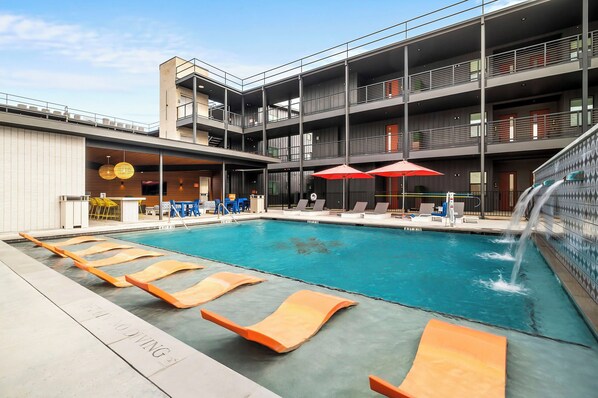 Ulkouima-allas avoinna 8.00–22.00, aurinkovarjoja, aurinkotuoleja