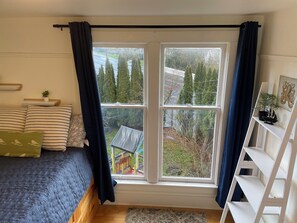 4 bedrooms, desk, free WiFi, bed sheets