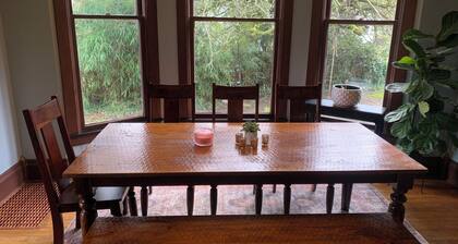 5-min walk to Downtown Olympia and Capital Lake, 4br, sleeps 10