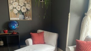 A small, cozy room with a white bed, a globe, a potted plant, and a painting on the wall. - 5-min walk to Downtown Olympia and Capital Lake, 4br, sleeps 13 (Olympia)