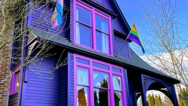 A two-story house with purple siding and pink-framed windows. - 5-min walk to Downtown Olympia and Capital Lake, 4br, sleeps 13 (Olympia)