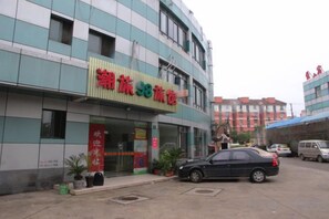 A building with a sign that reads '潮旅38旅馆'. - Chaolv 98 Hostel (Shanghai University) (Shanghai)