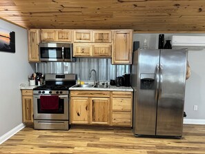 Fridge, microwave, oven, stovetop - Tiny house- not so tiny (Springville)