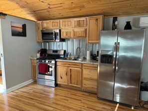 冷蔵庫、電子レンジ、オーブン、コンロ