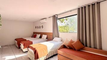 Escritorio, espacio para trabajar con laptop y ropa de cama