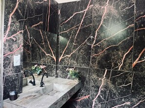 Superior Room | Bathroom | Shower, towels, toilet paper - Hotel Coutinho (Pirapora)