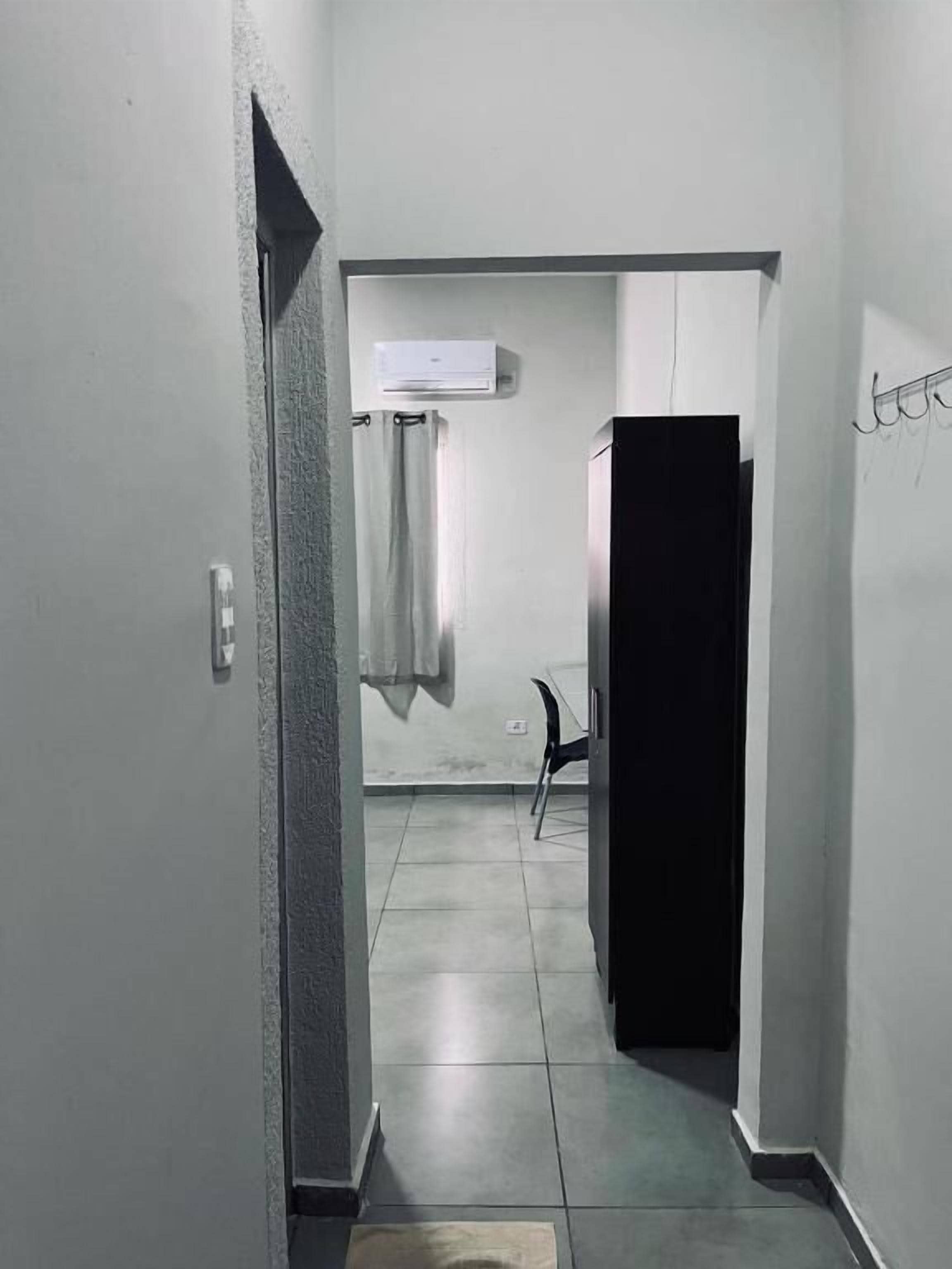 Quarto standard | Escrivaninha, espaço de trabalho para notebook, roupa de cama