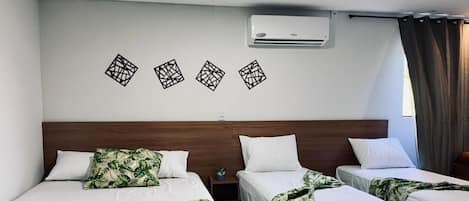 Habitación familiar | Escritorio, espacio para trabajar con un portátil, ropa de cama