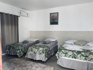Superior Room | Desk, laptop workspace, bed sheets - Hotel Coutinho (Pirapora)