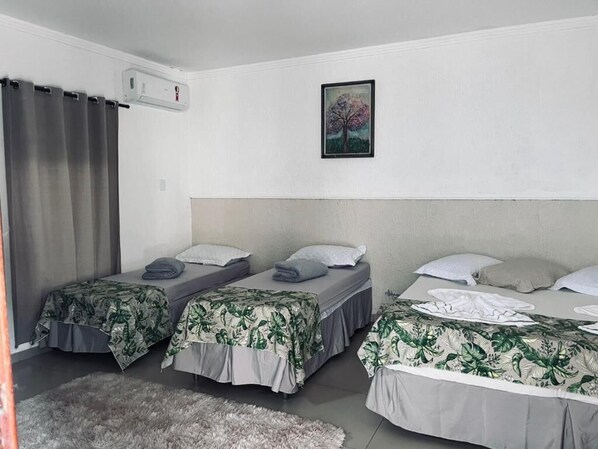Habitació superior | Escriptori, espai de treball apte per a portàtils i roba de llit