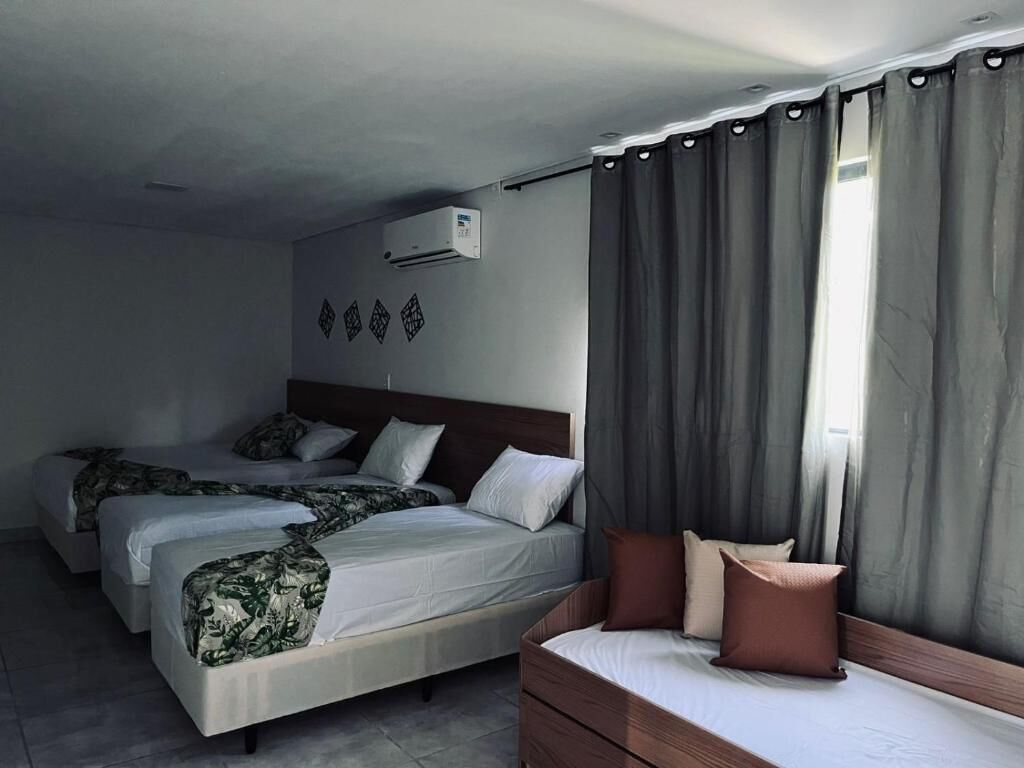 Quarto família | Escrivaninha, espaço de trabalho para notebook, roupa de cama