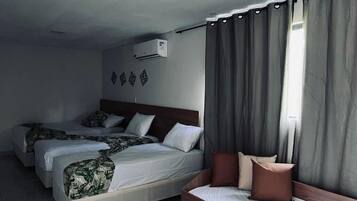 Quarto família | Escrivaninha, espaço de trabalho para notebook, roupa de cama