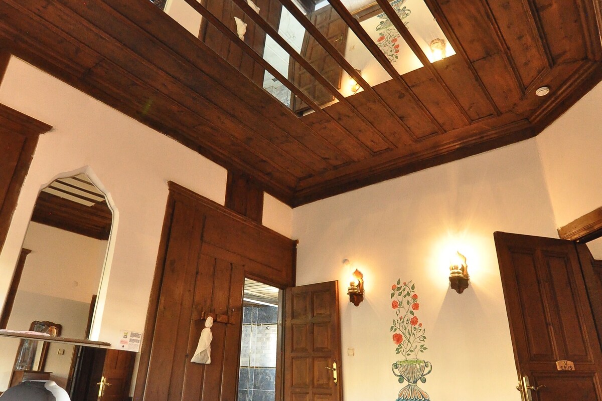 Quarto casal standard, vista para a cidade