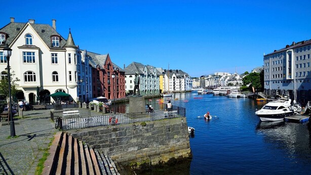 A canal with boats, historic buildings, and a stone bridge. - Penthouse by Brosundet, Free Parking Space (Ålesund)