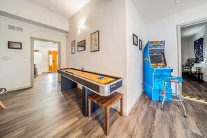 Games room - 5BedR, Sleeps 16, Big Yard, Game Room, Pet OK, CVNP (Cuyahoga Falls)
