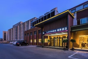 A hotel with a modern facade, a prominent entrance, and a well-lit exterior. - Lavande Hotel (Beijing Guomao) (Beijing)
