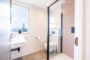 مجففات شعر، مناشف، صابون، شامبو