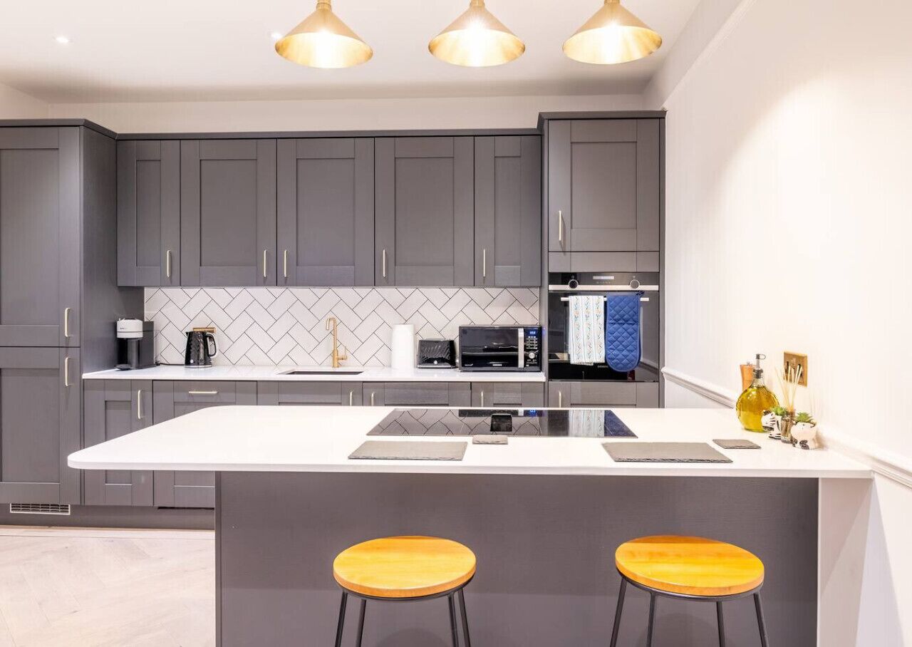 Kühlschrank, Mikrowelle, Ofen, Herdplatte