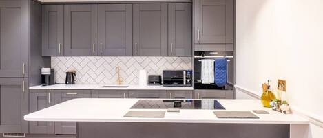 Frigorífico, microondas, horno y placa de cocina