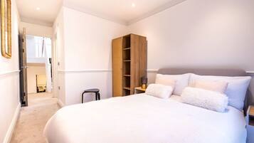 3 bedrooms, desk, iron/ironing board, travel crib