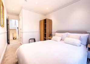 3 عدّة غرف نوم ومكواة/لوح كي وسرير سفر وواي فاي مجانًا