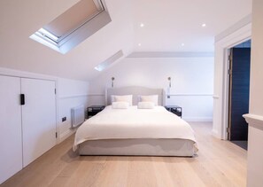 3 bedrooms, desk, iron/ironing board, travel crib