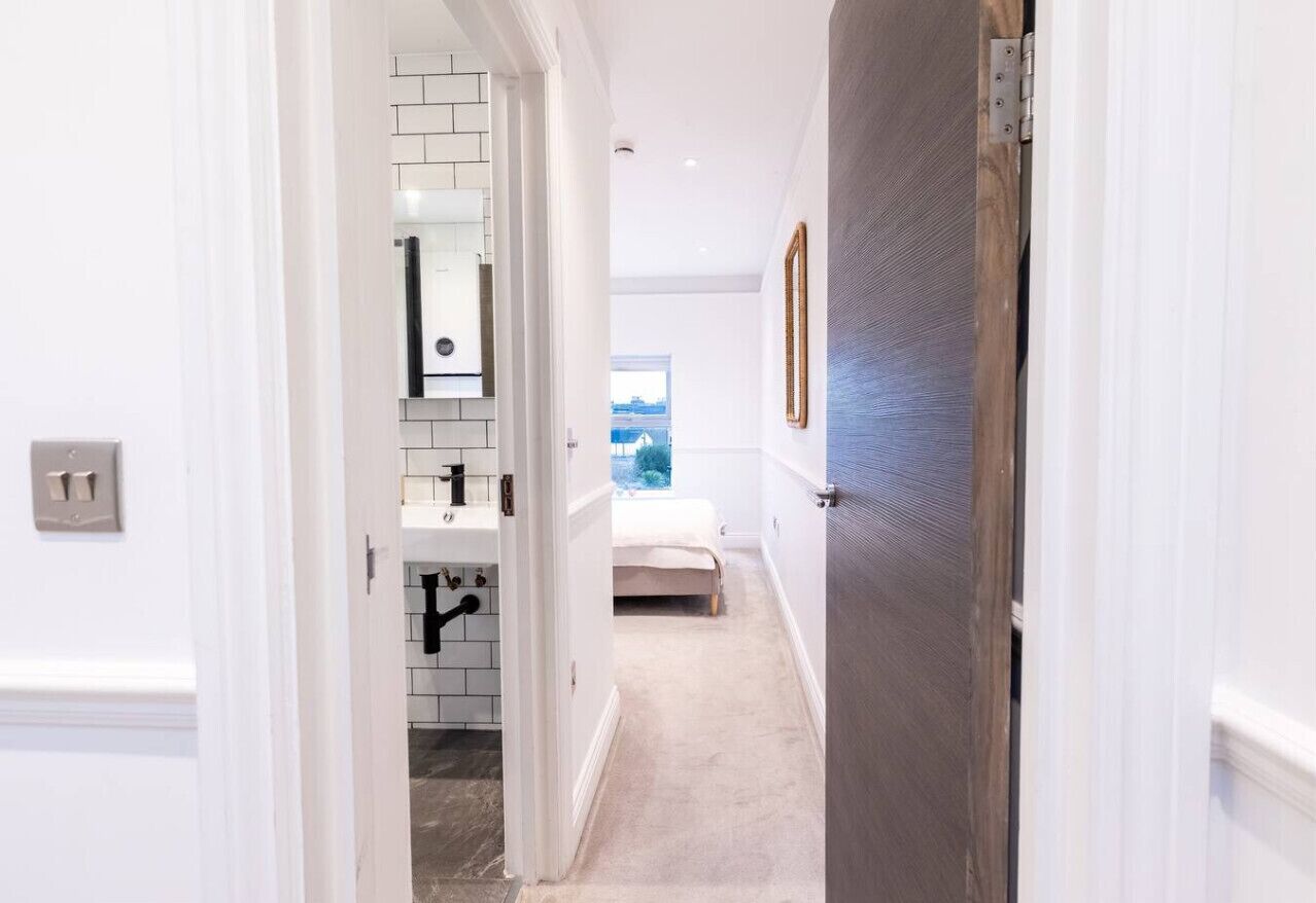 3 bedrooms, desk, iron/ironing board, travel crib