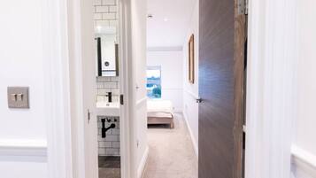 3 bedrooms, desk, iron/ironing board, travel crib