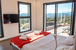 4 bedrooms, iron/ironing board, free WiFi, bed sheets