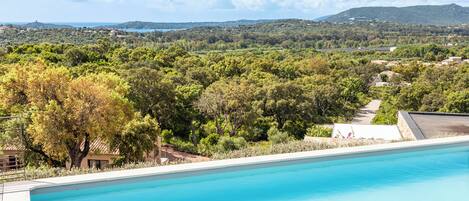 Een verwarmd zwembad