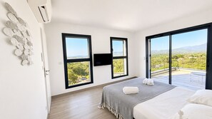 4 habitaciones, tabla de planchar con plancha, cuna de viaje y wifi 