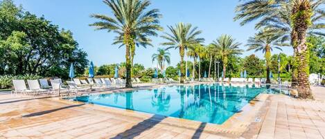 حمّام سباحة مُدفَّأ