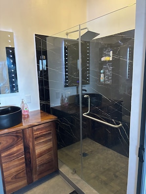 Dusche, Handtücher, Seife, Toilettenpapier