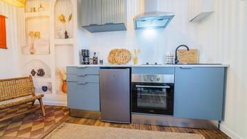 Een koelkast, een microgolfoven, een koffiezetapparaat/waterkoker