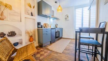 Een koelkast, een microgolfoven, een koffiezetapparaat/waterkoker