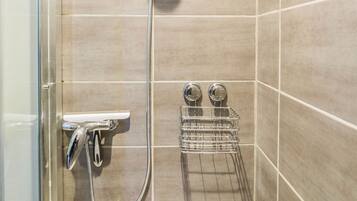 Douche, serviettes fournies
