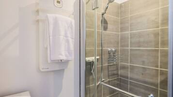 Een douche, handdoeken