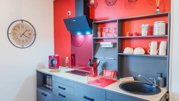 Een koelkast, een microgolfoven, een koffiezetapparaat/waterkoker