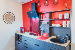 Geladeira, micro-ondas, cooktop, cafeteira/chaleira