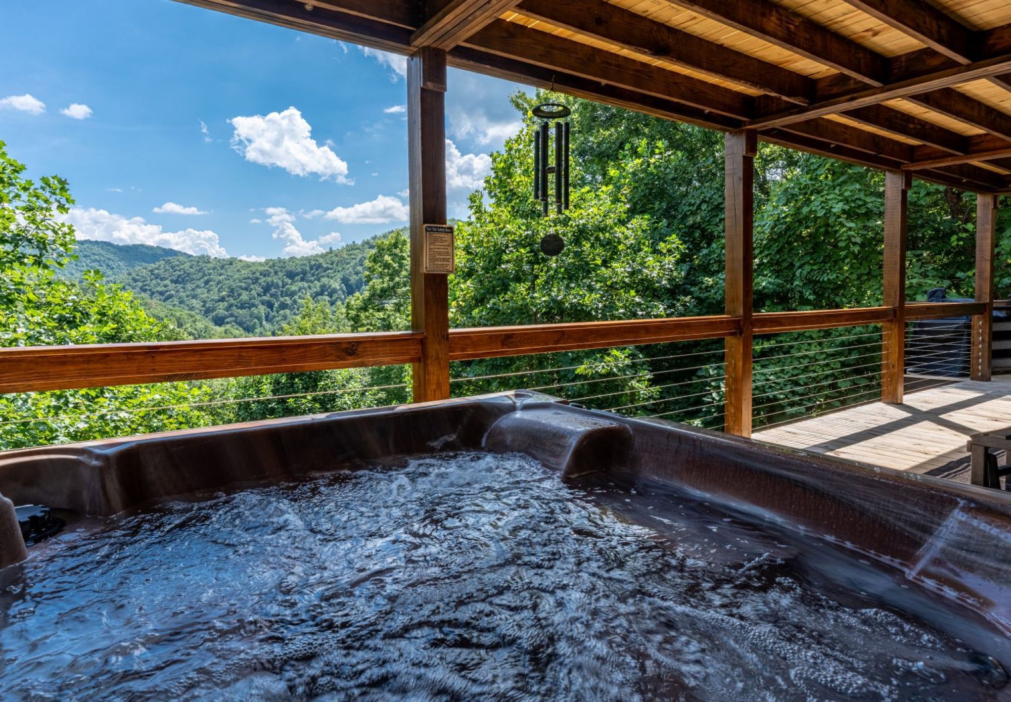 Ein Whirlpool mit Blick auf einen bewaldeten Bergrücken.