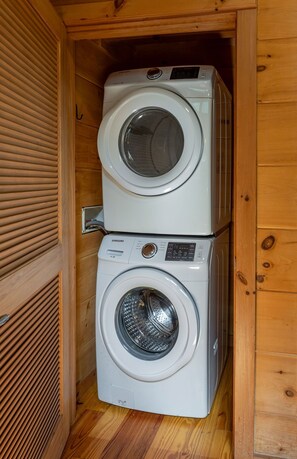 A compact laundry room with two stacked washing machines. - Hawk's Landing-Private Luxury Log Cabin Rental, Mountain Views, High Speed Internet, Hot Tub - 15 minutes from the NOC! (Topton)