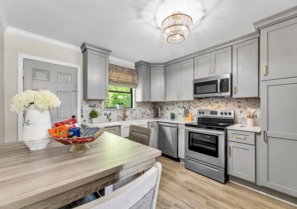 Een koelkast, een microgolfoven, een oven, een kookplaat