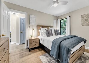 2 slaapkamers, een bureau, een strijkplank/strijkijzer, reisbedje