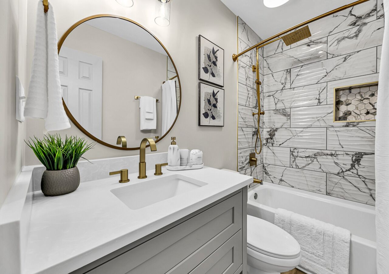 Secador de pelo, bidé, toallas y jabón