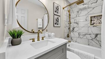 Secador de pelo, bidé, toallas y jabón