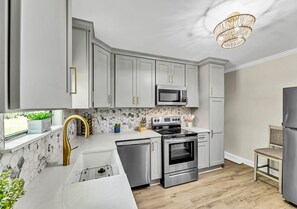 Een koelkast, een microgolfoven, een oven, een kookplaat