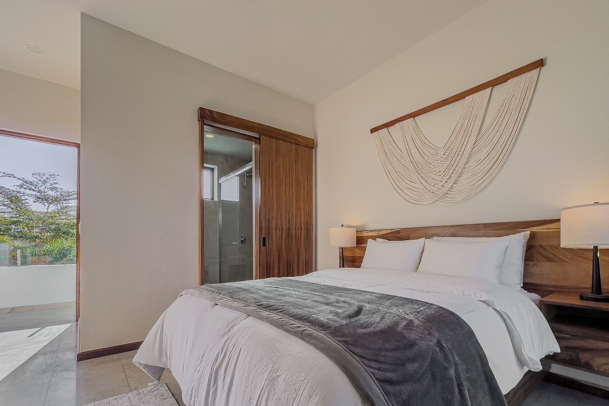 1 habitación, escritorio y espacio para trabajar con laptop